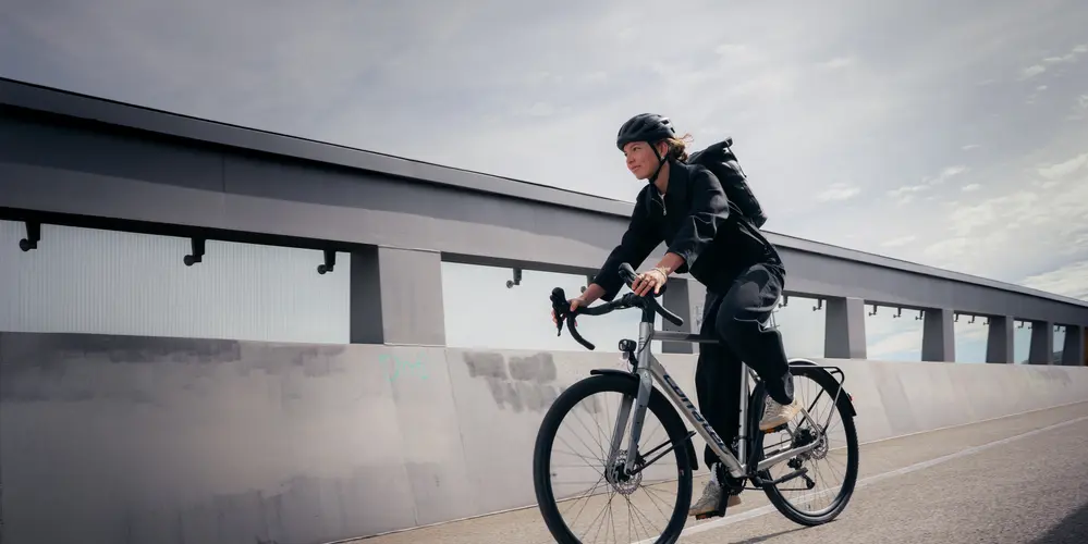 Fahrerin auf einem corratec Allroad Bike in der Stadt und auf Schotter